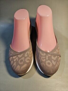 Taryn Rose Slip On Leopard Print Shoes. Size 7.5 Worn Once (Bin4)